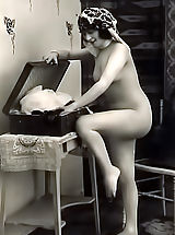 Vintage Babes: Retro Style Nymphs